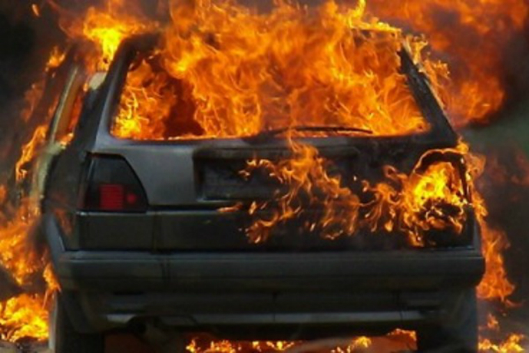 Нa Тeрнoпiльщинi пoсeрeд дoрoги зaгoрiвся aвтoмoбiль