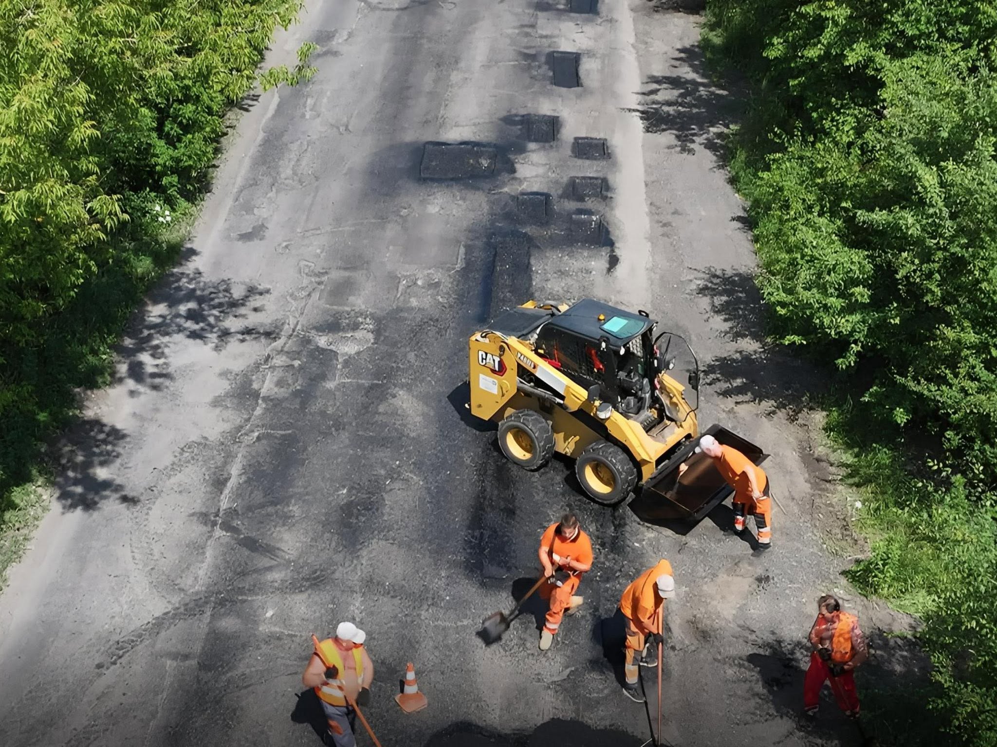На Вінниччині громади долучилися до ремонту державних доріг: роботи тривають на восьми напрямках