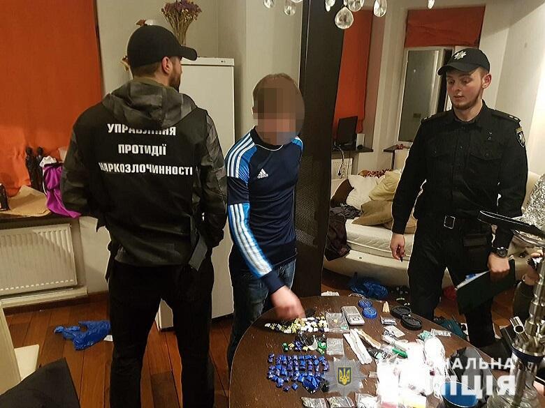 У столиці хлопець розповсюджував наркотики через інтернет (Відео)