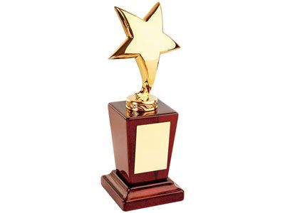 Орденоносцы и зaслуженные: президент нaгрaдил в честь Дня Конституции 15 одесситов