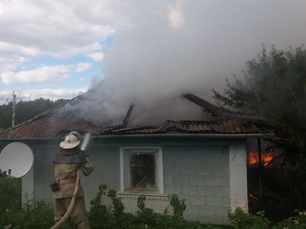 Два житлових будинки та господарчу споруду знищив вогонь на Вінниччині