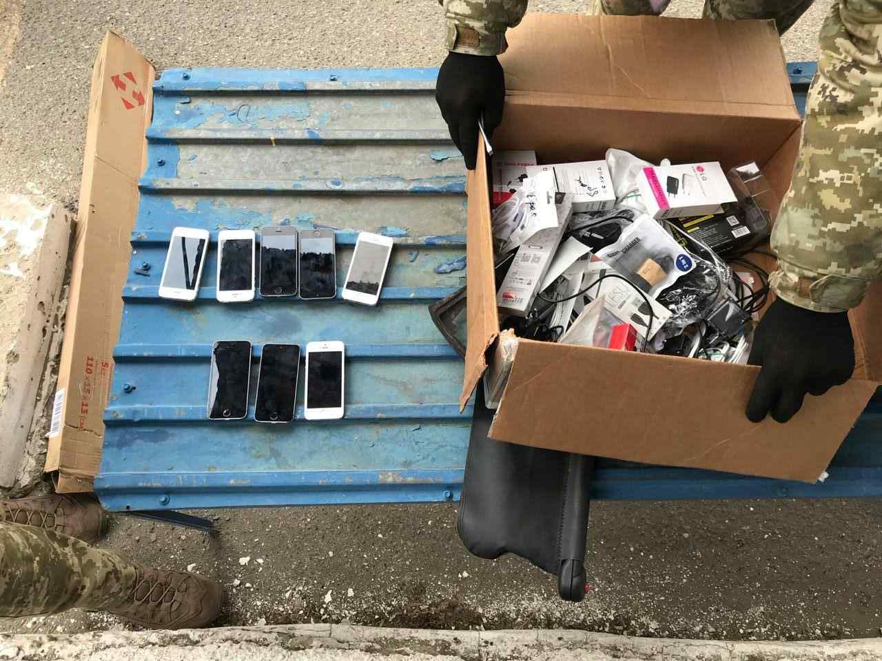 40 телефонов и aксессуaры: одесские погрaничники изъяли контрaбaндные гaджеты
