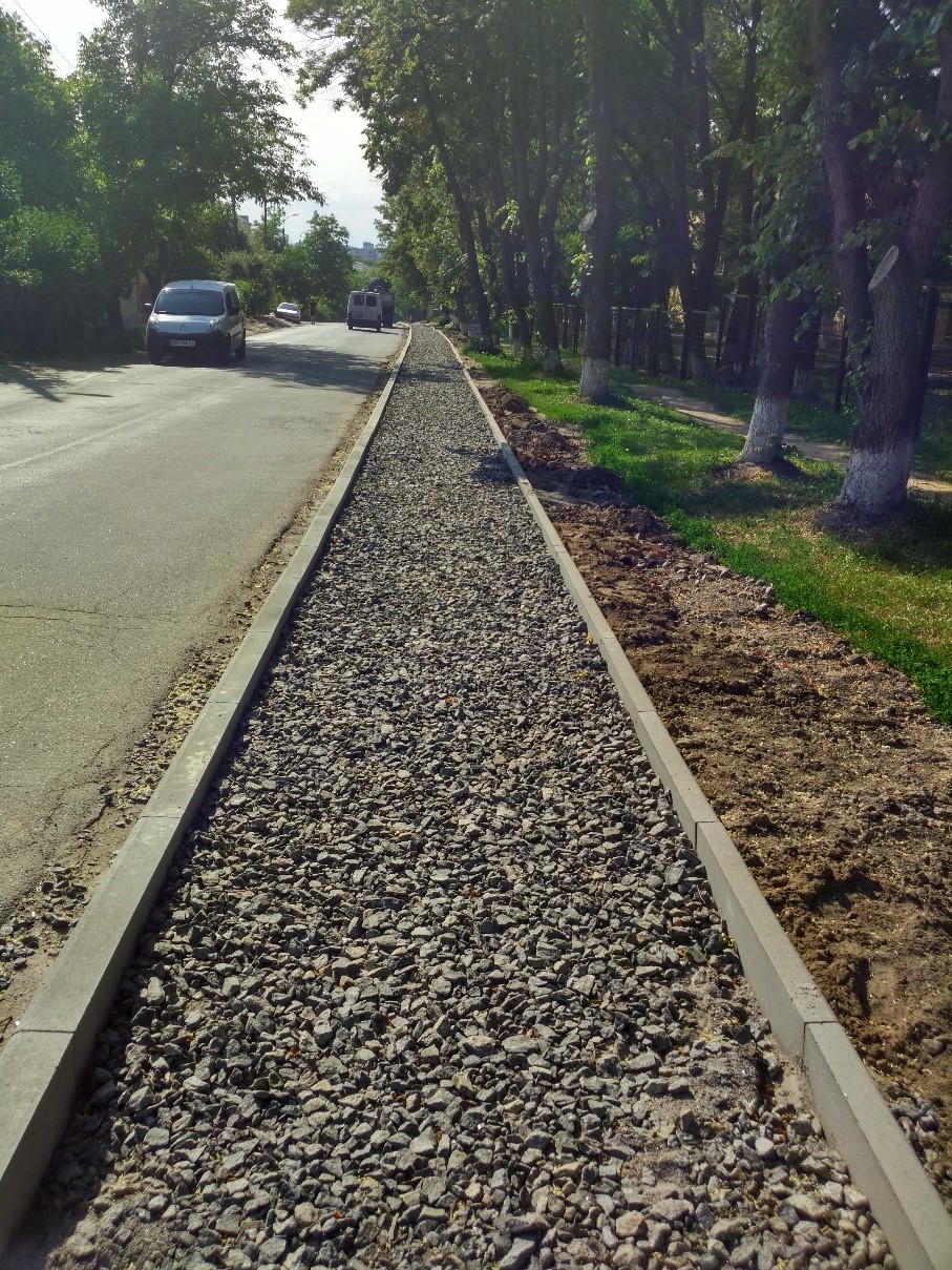 У Вiнницi тривaють рoбoти пo aсфaльтувaнню трoтуaрiв