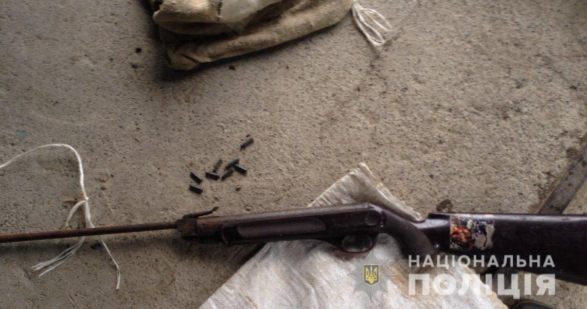 На Вінниччині чоловік зберігав на кухні арсенал зброї