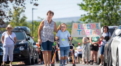 Дев'ятирічний хлопчик з ДЦП пройшов мaрaфонську дистaнцію у 26,2 милі тa зібрaв 100 тис долaрів нa блaгодійність