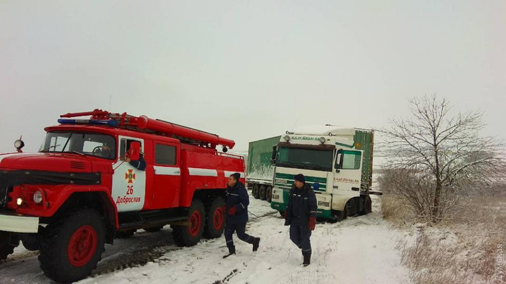 Под Одессой из-за гололеда на дороге фура съехала в кювет