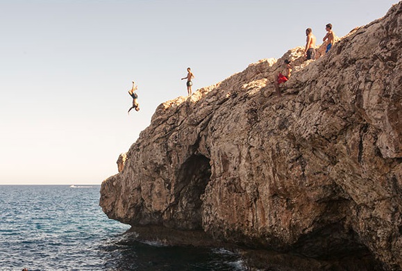 У Запоріжжі дитина стрибала в річку зі скелі, хлопчик у важкому стані