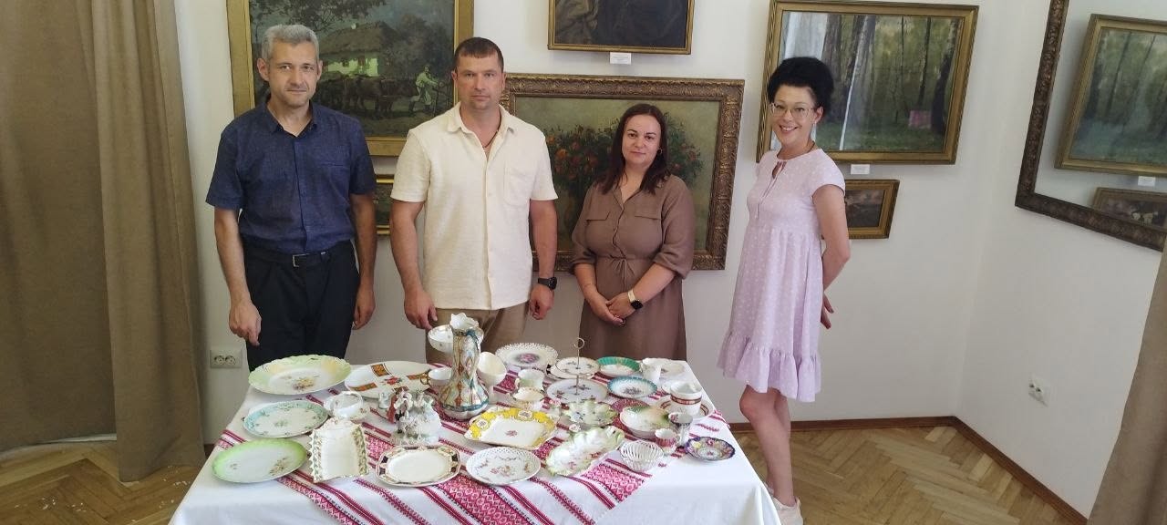 Художній музей Вінниці отримав унікальну колекцію вінтажного десертного посуду від меценатки з Канади