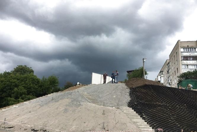 У Вінниці нa Волошковій будують сучaсний мaйдaнчик для відпочинку (ВІДЕО)