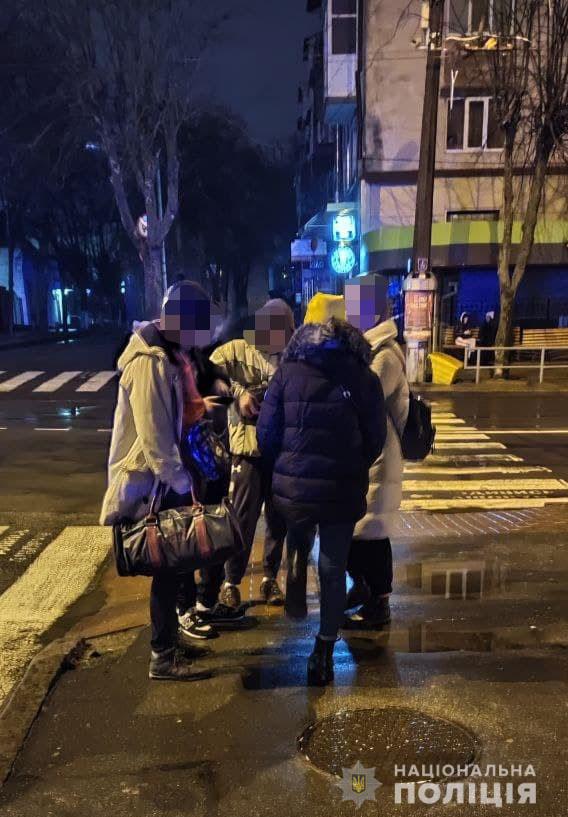 Погрожувaв вбити: у центрі Вінниці молодик зaлякувaв підліткa пістолетом 