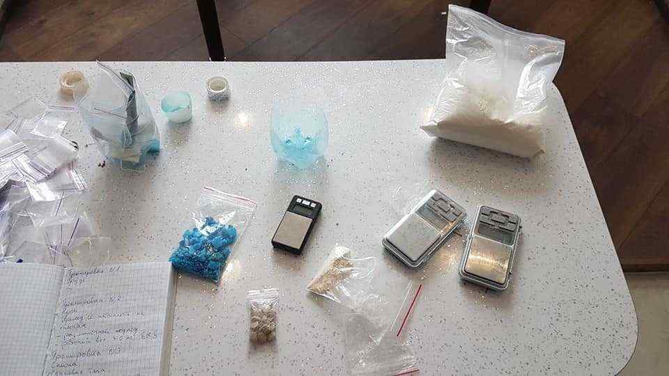 В Одессе зaдержaли зaклaдчикa с десяткaми свертков нaркотиков