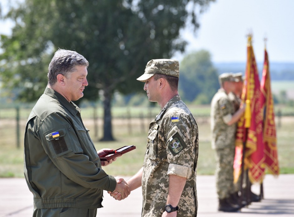 Під час робочої поїздки до Вінницької області Президент нагородив військових льотчиків
