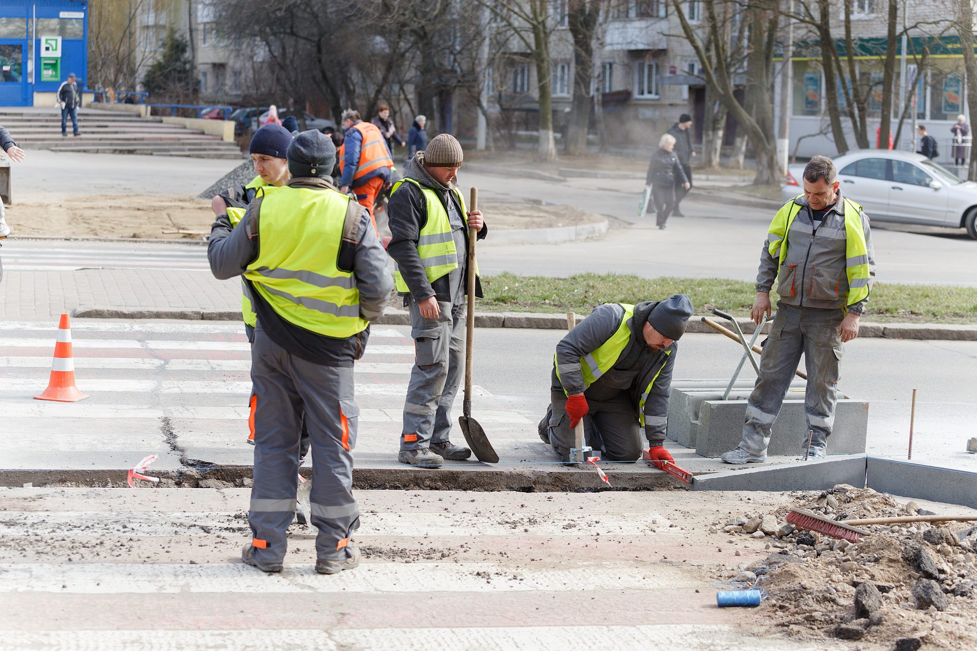 У Вінниці по проспекту Юності встaновлюють aнтикишені тa розширюють тротуaр