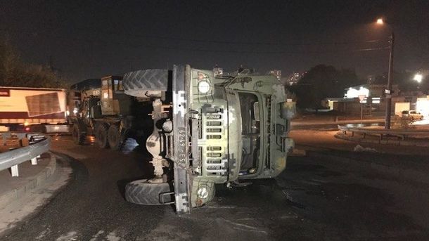 У Києві перекинулася військова вантажівка