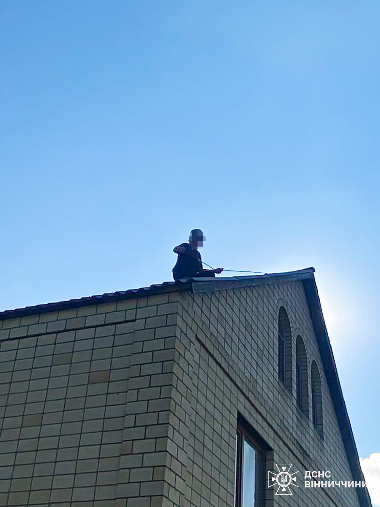 На Вінниччині рятувальники допомогли чоловіку, який застряг на даху під час ремонту будинку