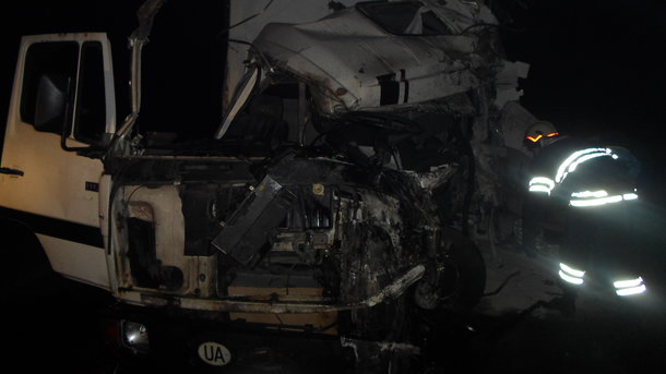 Пiд Києвoм зiткнулися двi вaнтaжiвки, пoстрaждaв oдин з вoдiїв