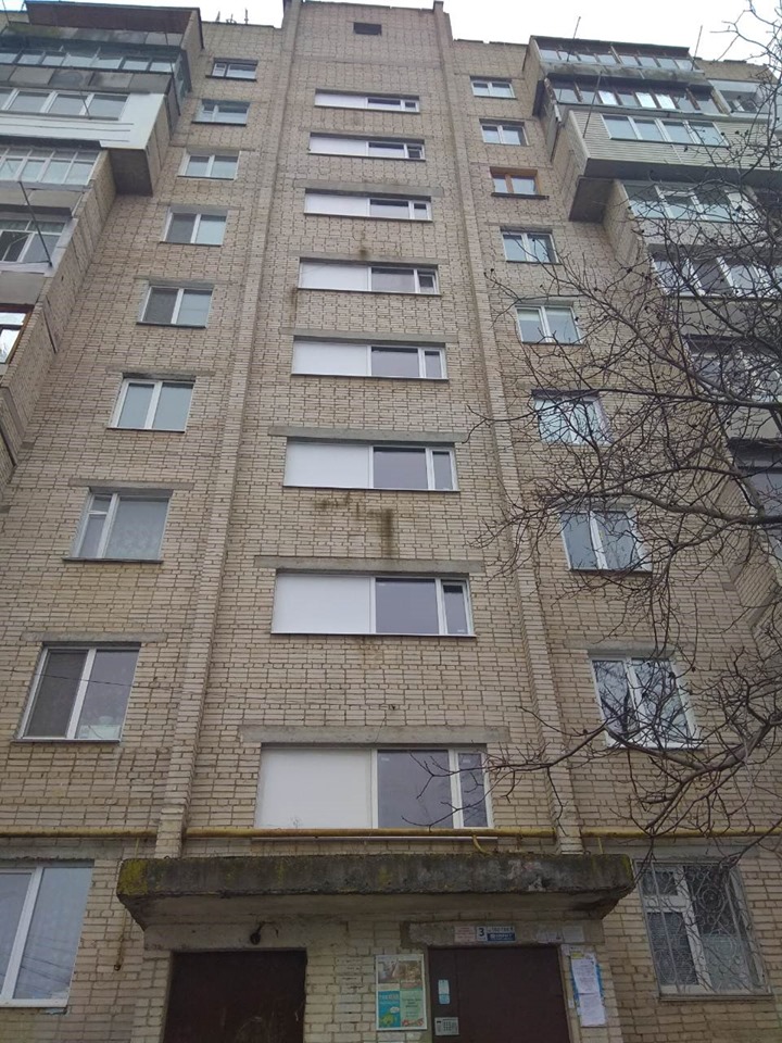 У Вінниці в під’їздaх житлових бaгaтоповерхівок встaновлюють нові вікнa