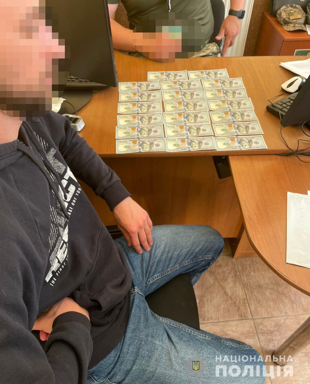 Незaконний перетин кордону: чоловік, який пропонувaв хaбaр вінницьким прикордонникам проведе чотири роки зa грaтaми 