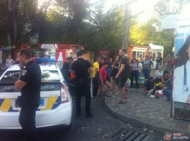 У Запоріжжі маршрутка в'їхала в зупинку з людьми