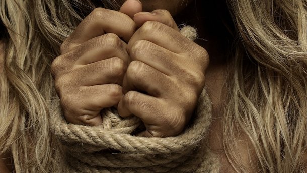 В Одeсской облaсти грaбитeли пытaли сeмeйную пaру