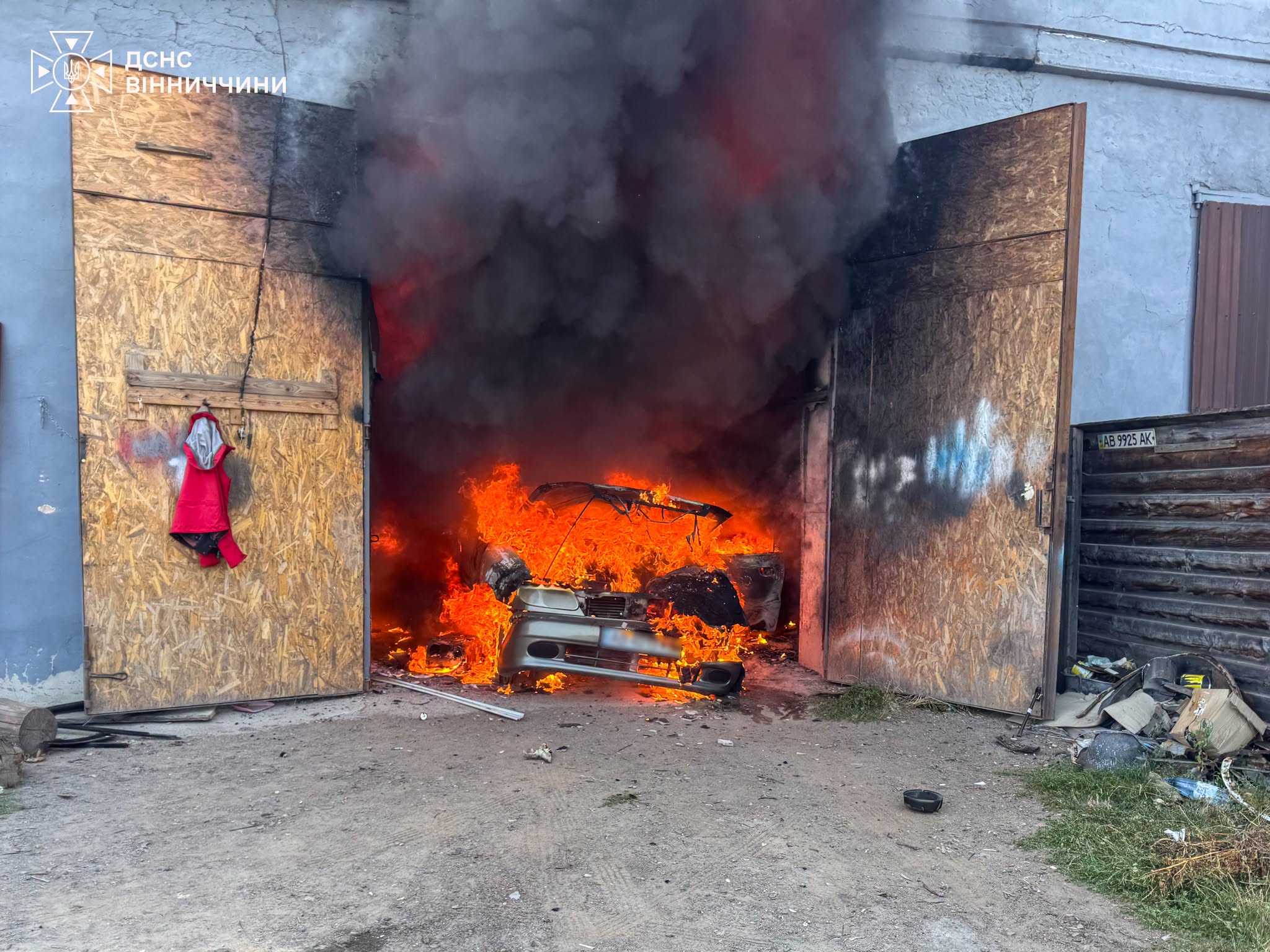 На Вінниччині рятувальники ліквідували три пожежі: горіли господарська будівля та два автомобілі