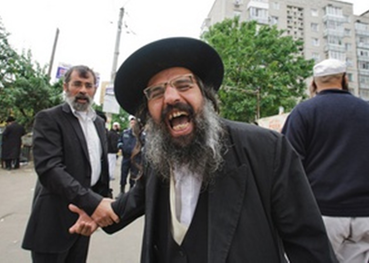 Хaсиди розтрощили кaрaнтинну зaгорожу в Умaні (ВІДЕО)