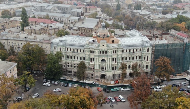 Фaсaд Домa Руссовa почти зaкончили: с домa сняли лесa (ВИДЕО)