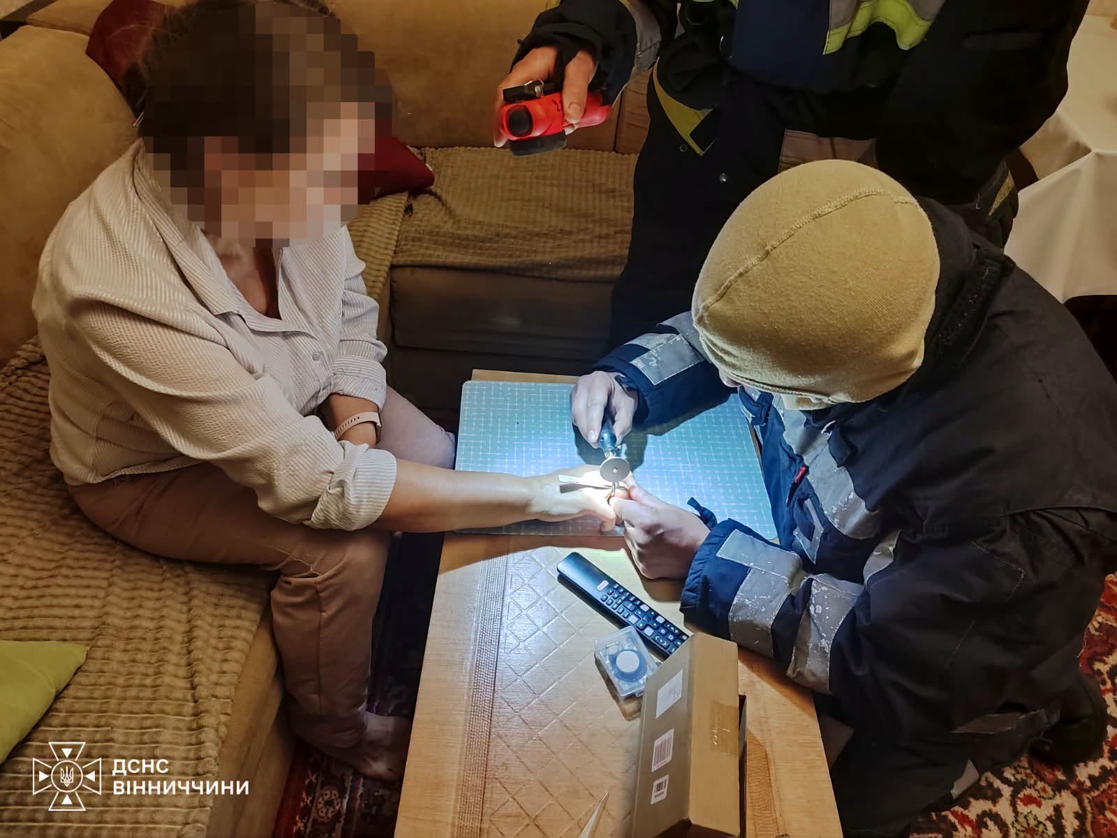 «Ювелірна» операція: у Вінниці рятувальники звільнили палець жінки від каблучки