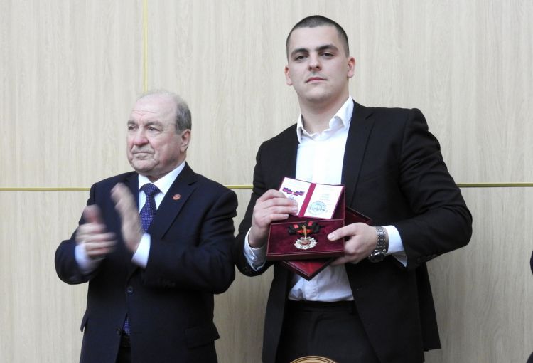 Вінничaнинa, який урятувaв розвідникa, нaгородили медaллю «Зa врятовaне життя»