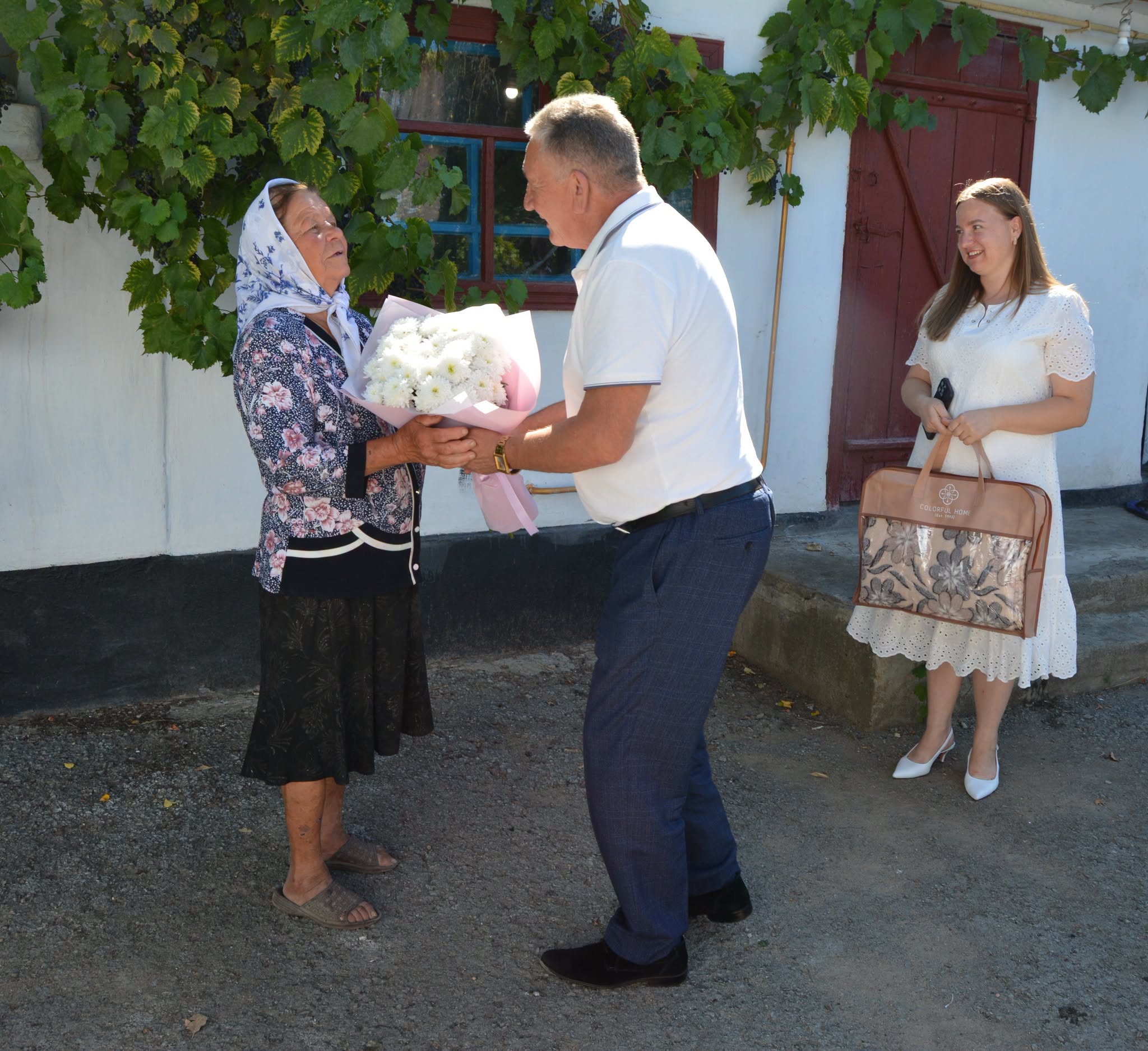 90 років у колі великої родини: мешканка Гнаткова Ганна Комісарчук відзначила ювілей