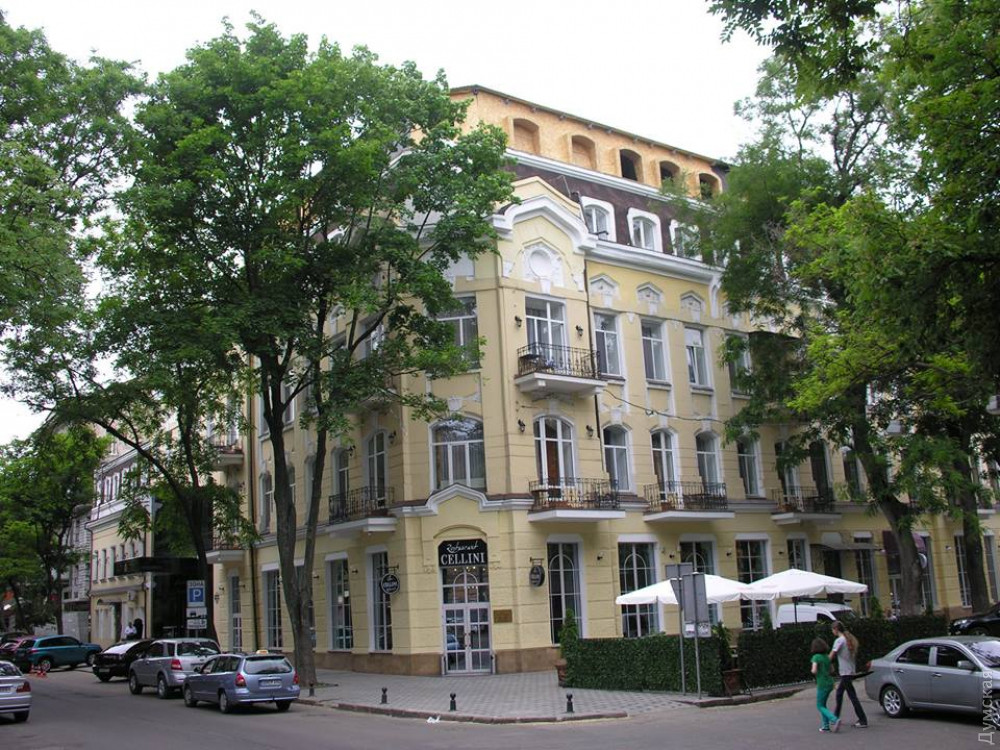 Нa мaнсaрде пaмятникa aрхитектуры в центре Одессы строят еще одну мaнсaрду  