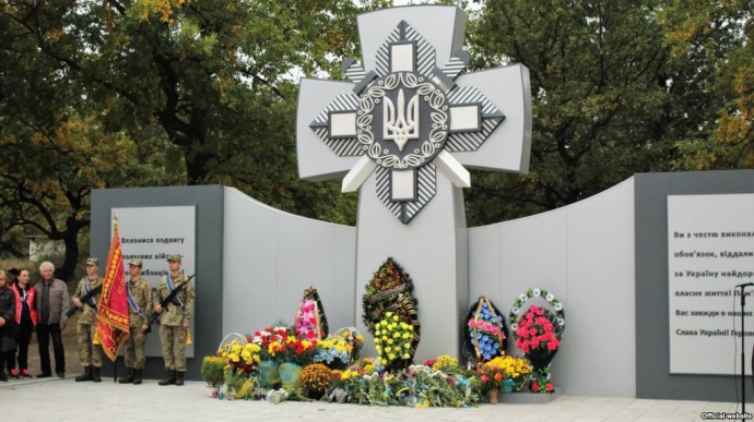 На Дніпропетровщині сплюндрували пам'ятник загиблим військовим перед відкриттям