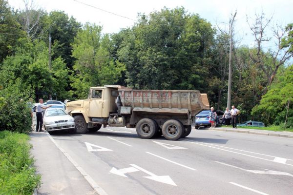 У Вінниці вантажівка пом’яла легковики