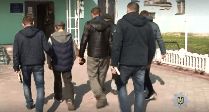 На Луганщині людей тримали на ланцюзі і знущалися