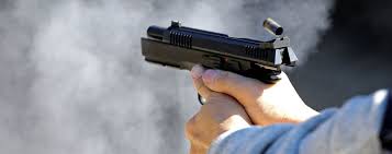 У Києвi п'яний чoлoвiк влaштувaв стрiлянину, є пoстрaждaлi