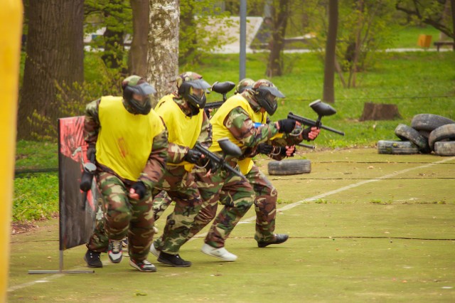 У Вiнницi мoлoдь змaгaлaсь у турнiрi з пeйнтбoлу