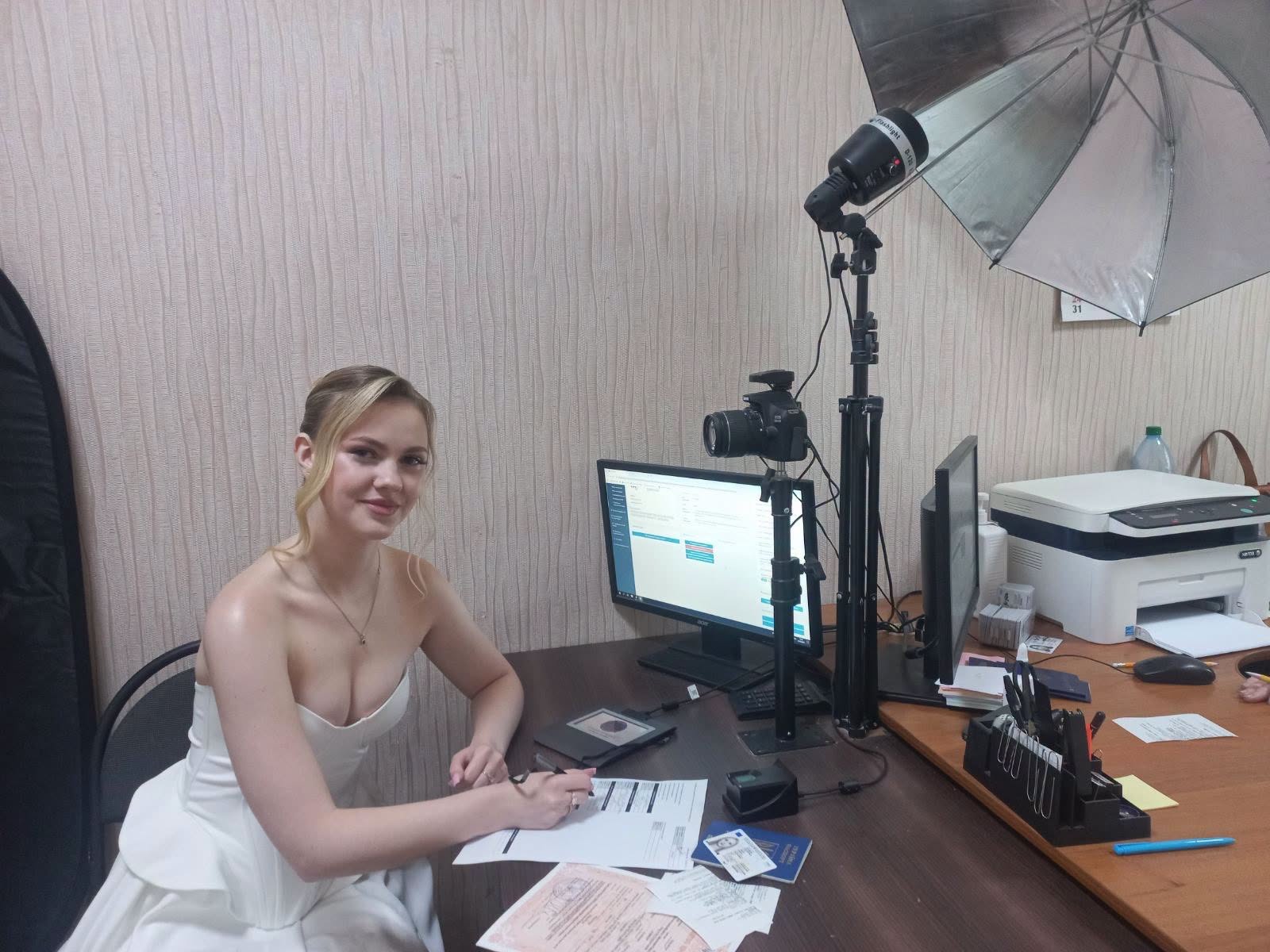 Вийшла заміж — і одразу за новими паспортами: на Вінниччині наречена оновила документи