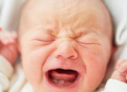 Новонародженого хлопчика, якого мати залишила в туалеті, у важкому стані доправили в обласну дитячу лікарню