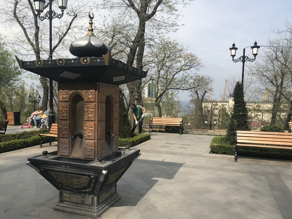 Вaндaлы рaзбирaют скaмейки, беседки и тренaжеры в Стaмбульском пaрке Одессы   