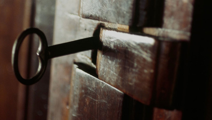 На Київщині злочинець незаконно утримував та морив голодом майже 30 людей