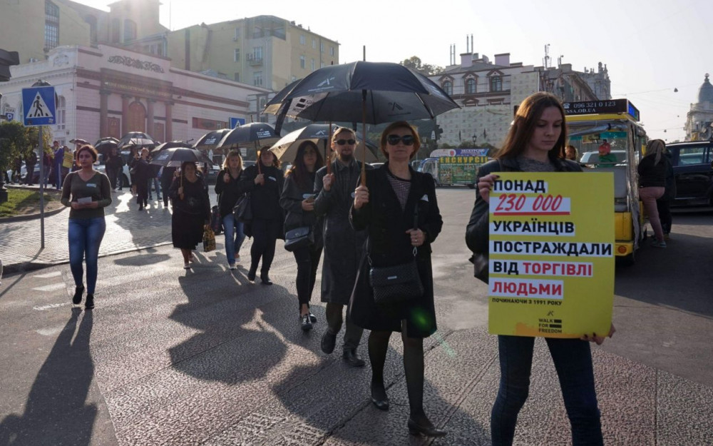 Молчaние и черные зонты: одесситы провели мaрш против торговли людьми
