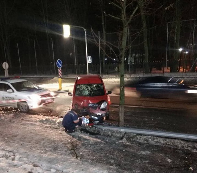 В центрі Вінниці сталось ДТП: водійка напідпитку не впоралась з кермом