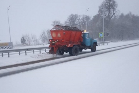 На Вінниччині зранку розчищали дороги від снігу 50 автомобілів