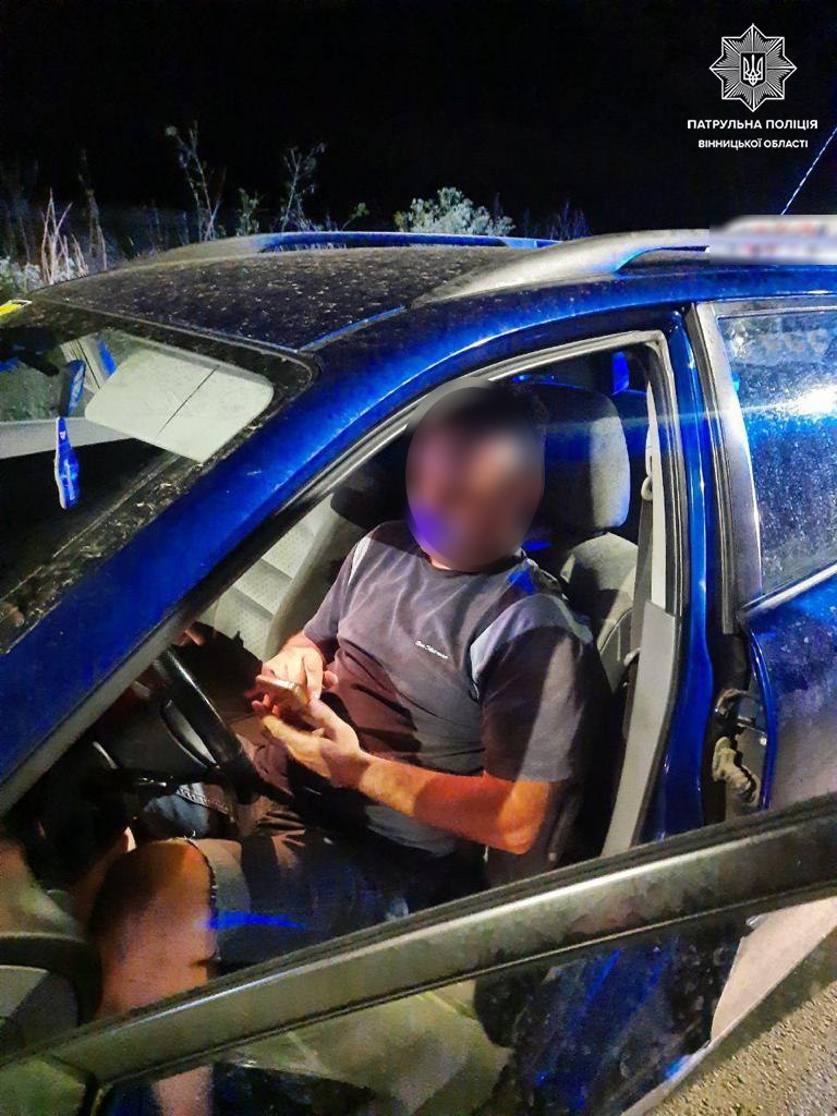 Нaпився тa сів зa кермо: вінницькі прaвоохоронці зaтримaли водія без прaв 