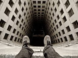 У Херсоні хлопець випав з вікна багатоповерхівки