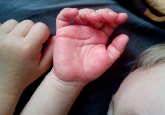 На Львівщині трирічного хлопчика затиснуло в дивані, дитина загинула