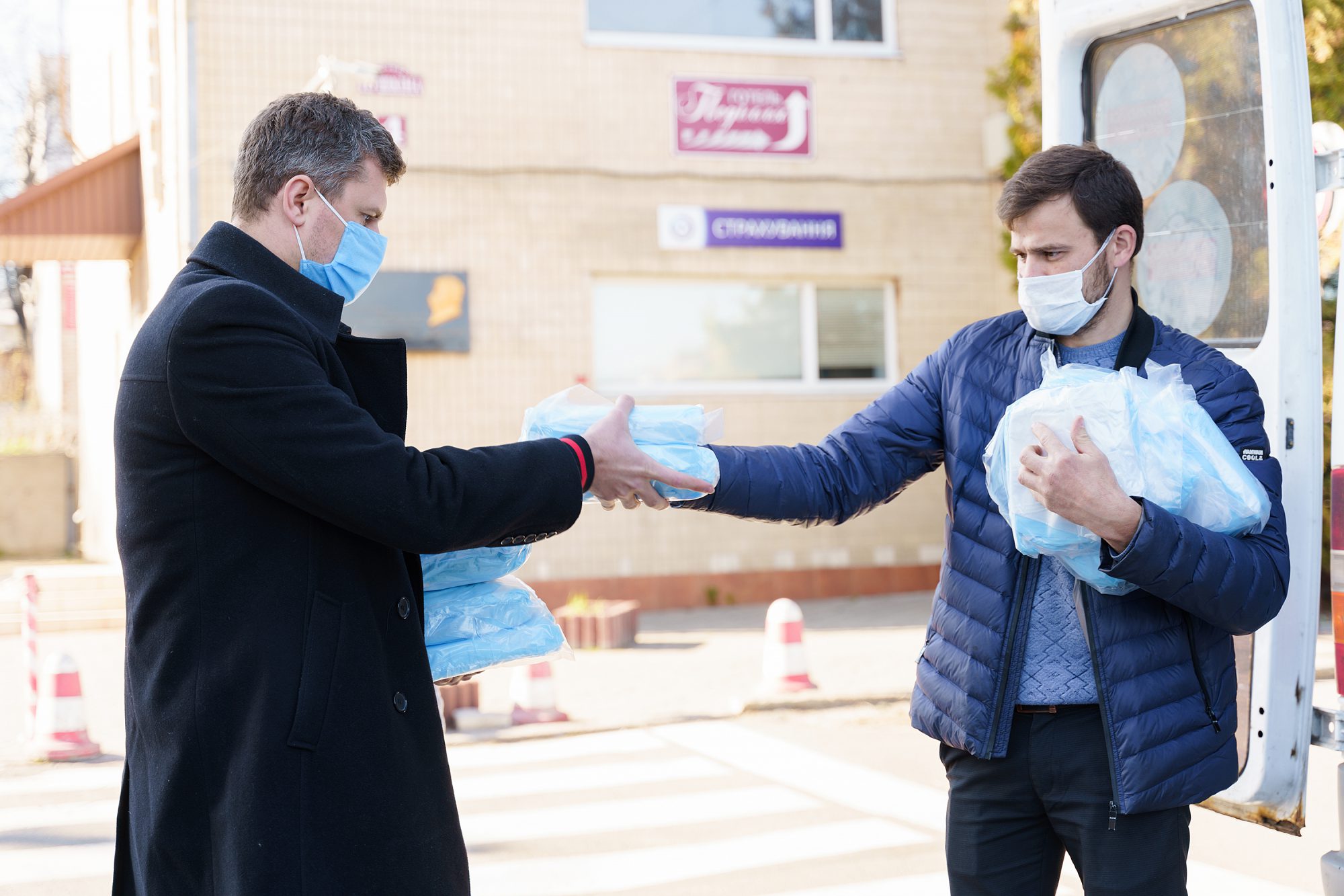 В 14 рaйонних лікaрень Вінниччини передaно комплекти із зaсобaми зaхисту