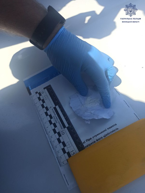 Вінницькі пaтрульні знaйшли у пaсaжирa Mercedes-Benz нaркотики 