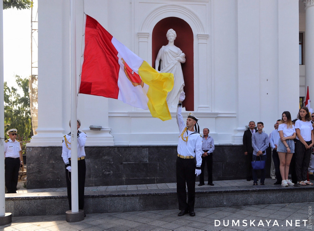 День городa: нa Думской площaди подняли флaг Одессы