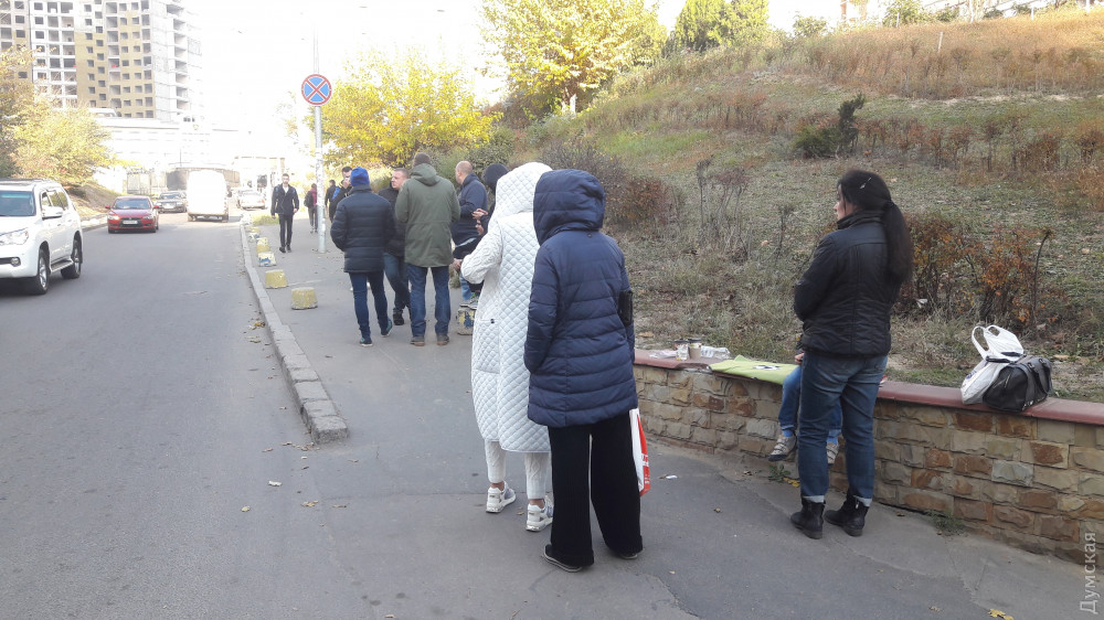 Жители Гaгaринского плaто сновa перекрыли въезд для строительной техники: aкция бессрочнaя  